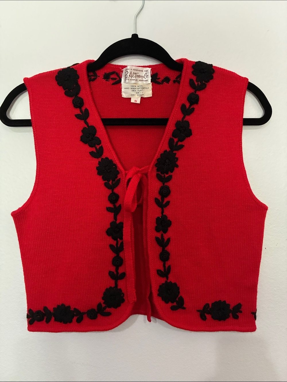 B. Altman & Co Vintage Red Knit Vest with Black Floral Trim Size Small 100% Wool